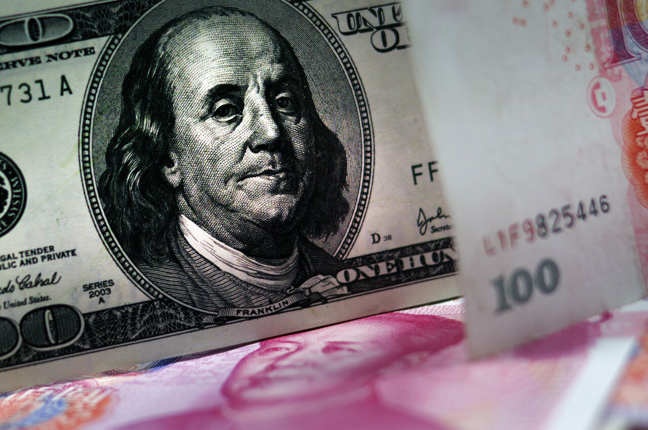 미‧중 대결이 지속되면서 성향이 맞는 국가끼리 한 팀이 됐고 ‘화폐 블록’이 나뉘었다. 최근에는 점유율 1등인 ‘킹달러’ 블록에서의 이탈 움직임도 관측된 반면 위안화 확장 움직임이 심상찮다. /연합뉴스