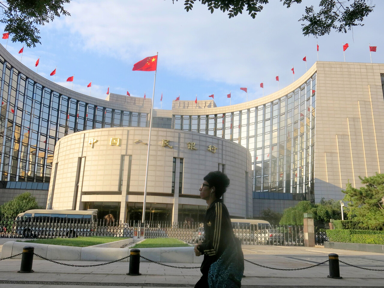 중국은 미국을 비롯한 서방 국가가 사용하는 국제 금융 결제 플랫폼인 국제은행간통신협회(스위프트)와는 별개의 중국 위안화 결제 시스템(CIPS)을 독자적으로 만들었다. 사진은 중국 중앙은행인 중국런민은행(PBOC) 본사. /연합뉴스