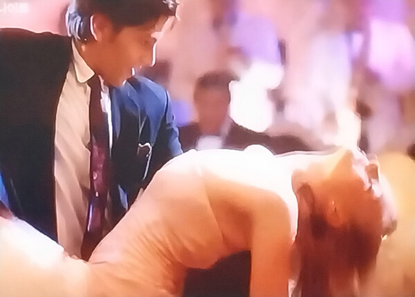 춤하면 여성 편력이 떠오르는 모양이다. 그러나 그렇지 않다. 영화 '더티댄싱 하바나 나이트'에서 /영화 화면 캡처