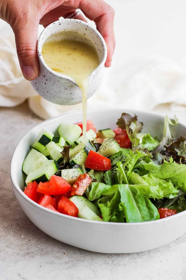 영국 런던에서 샐러드 요리사는 큰 인기로 부를 축적하기도 한다. / https://feelgoodfoodie.net/recipe/how-to-make-salad-dressing