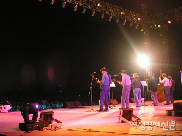 흔히 노후 준비는 재무관리만 생각하는데 가장 좋은 노후대책은 자신이 무엇을 좋아하는지 발견하는 것이며 그리고 그걸 배우는 일이다. 용인시 시민의 날 음악회에서 필자가 소속된 밴드가 공연을 하고 있다. /백만기