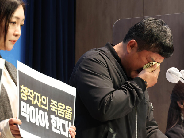 올해 3월 27일 국회 소통관에서 열린 이우영 작가 사건 대책위원회 기자회견에서 고인의 동생 이우진 작가가 발언 도중 눈물을 흘리고 있다. /연합뉴스