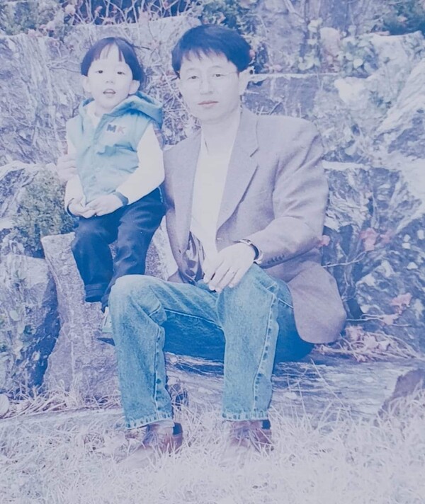 26년 전, 1997년 4월. 강원도 가족여행에서 아버지(당시 37세)와 찍은 사진. /김현우