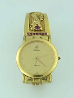 장롱 속에는 어머니의 예물 시계도 있었다. 어머니의 시계는 삼성 갤럭시 모델로 18K 옐로우 골드 소재에 다이아몬드와 루비가 세팅되어 있는 고급품이다. 시계줄에는 여의주를 문 용이 조각되어 있다. 삼성이 1983년 삼성시계를 창립하면서 시계 사업에 진출한 적이 있었는데, 한때 국산 시계 시장 1위였다. 그러나 1998년 삼성그룹 계열사에서 제외됐다. /큐타임