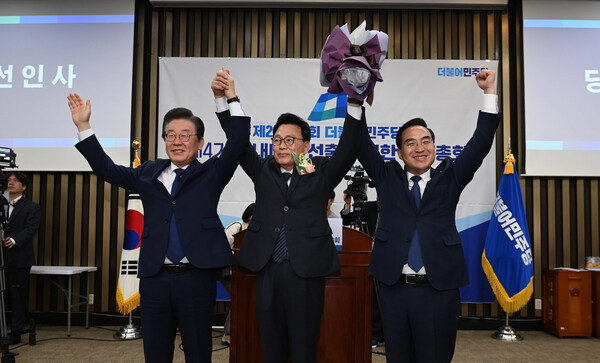 4월 28일 국회에서 열린 민주당 원내대표 선출 의원총회에서 박광온 새 원내대표(가운데)가 이재명 대표(왼쪽), 박홍근 전 원대대표 등과 기념촬영을 하고 있다. /공동취재=연합뉴스