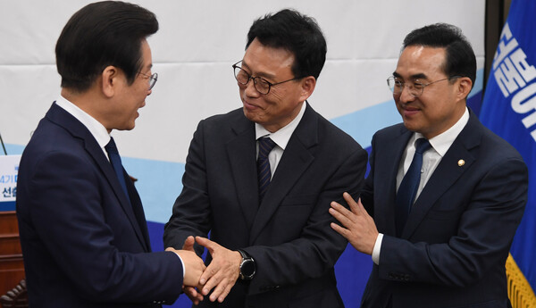 4월 28일 국회에서 열린 민주당 원내대표 선출 의원총회에서 (왼쪽부터)이재명 대표가 박광온 새 원내대표, 박홍근 전 원대대표 등과 인사하고 있다. /공동취재=연합뉴스