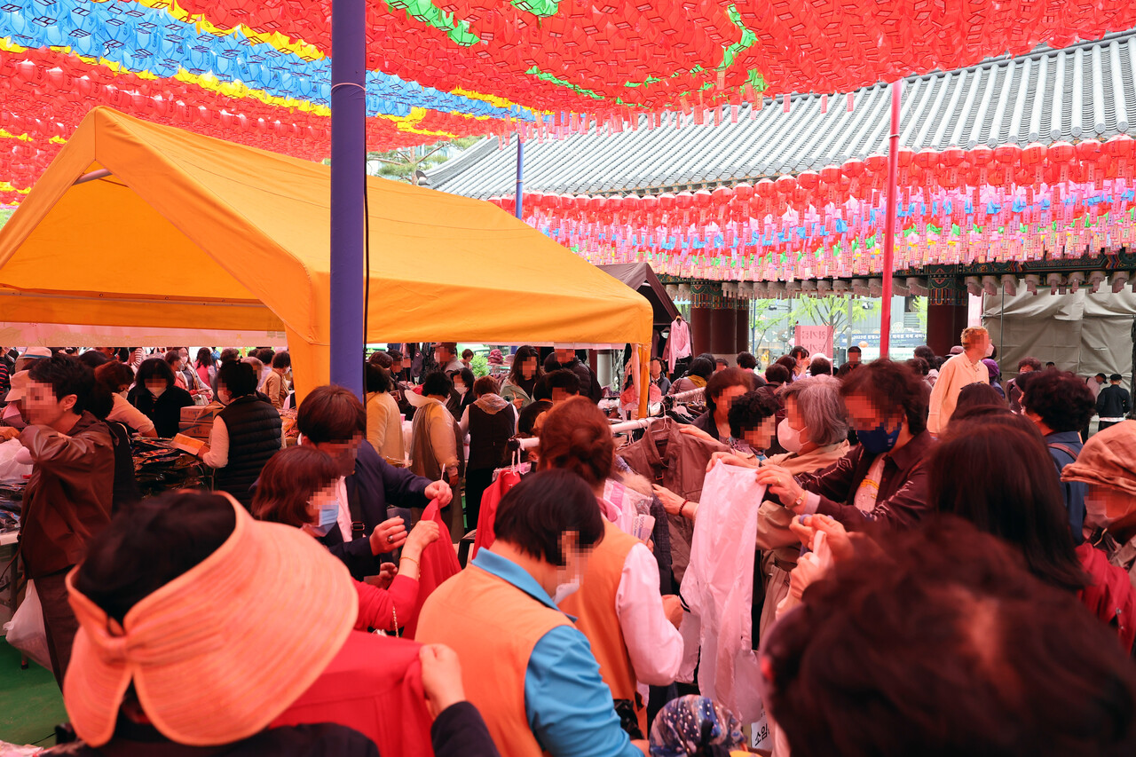 지난달 20일 서울 조계사에서 부처님오신날을 앞두고 바자회가 열려 시민들이 부스를 돌아보고 있다. /연합뉴스