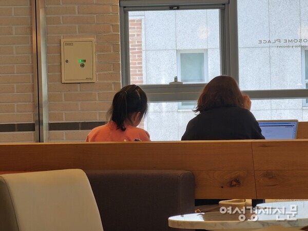 2일 서울 시내 한 카페에 어린이가 엄마와 함께 앉아있다. /여성경제신문