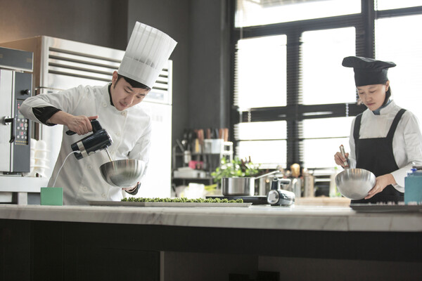 주방을 담당하는 만능 조리사는 폼도 사람 관리도 조리가 있다. /게티이미지뱅크