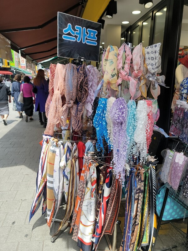 남대문시장에서 불티나게 팔리는 다양한 스카프들 /사진=홍미옥