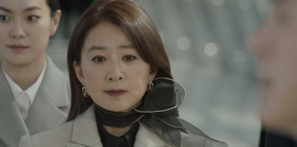 넷플릭스 드라마 '퀸메이커'의 한 장면. 주인공의 오간자 스카프가 돋보인다. 하늘하늘 얇은 소재지만 힘이 있는 느낌이 주인공 캐릭터와 닮은듯하다. /넷플릭스 화면 캡처