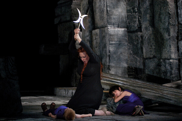   배신의 충격으로 자식을 죽이고 자살할 작정인 노르마 /위키피디아커먼스