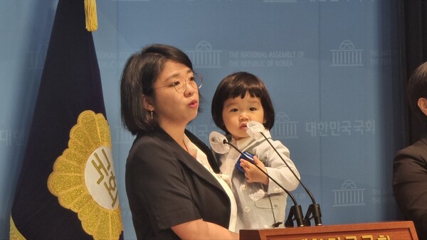 용혜인 기본소득당 의원이 4일 아이와 함께 기자회견을 하고 있다. /오수진 기자