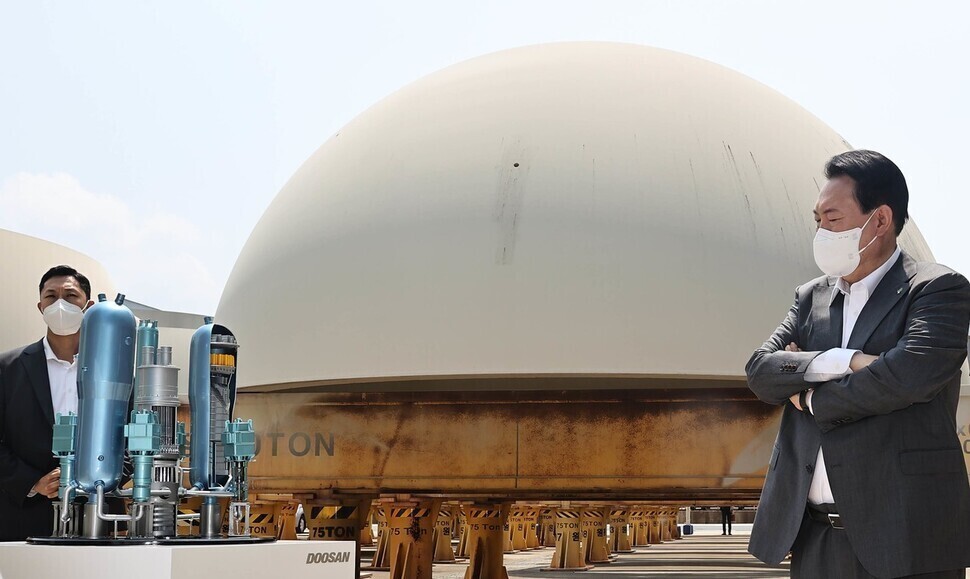 윤석열 대통령이 지난 2022년 6월 22일 경남 창원시 두산에너빌리티에 진열된 한국형 APR1400 원자로 모델을 바라보며 생각에 잠겨 있다. /연합뉴스