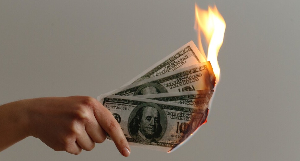 1960년대 재정팽창 정책을 펼쳤던 미국 민주당 행정부는 최근 바이든 정부와 유사하다. 당시 재정적자를 국가부채로 메꾸면서 인플레이션을 잉태했다. /언스플래쉬