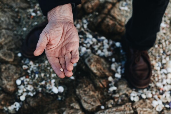 부모님의 손을 잡아 보면 마음을 느낄 수 있다는 말에 고개를 끄덕이게 된다. /사진=Mael Balland on unsplash