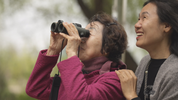 엄마 정맹순 씨는 딸들과 함께 탐조하며 다시 행복을 느끼게 됐다고 한다. /사진=KBS '자연의 철학자들' 제공