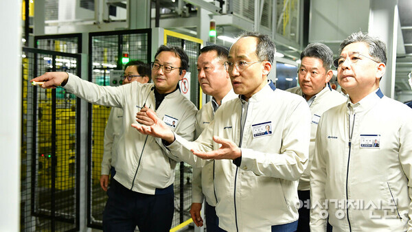 추경호 기획재정부 장관 겸 경제부총리가 9일 현대자동차 울산공장 생산라인 둘러보고 있다. /현대자동차