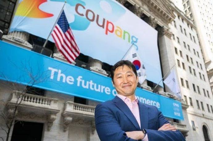 쿠팡이 올해 1분기 1억 달러를 웃도는 영업이익을 내면서 역대 최대 매출을 경신했다. 이에 김범석 쿠팡 창립자는 10일 컨퍼런스콜에서 "광고나 쿠팡이츠 그리고 와우멤버십(유료멤버십) 수익이 아닌 제품 커머스 운영 개선에서 비롯됐다"고 강조했다. /쿠팡