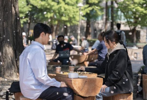 청주중앙공원, '더 글로리' 극 중에 문동은이 주여정으로부터 바둑을 배우는 곳 /사진=넷플릭스 제공