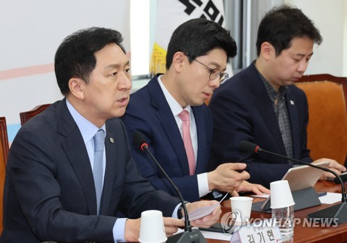 김기현 국민의힘 대표(왼쪽)가 11일 오전 국회에서 열린 최고위원회의에서 발언하고 있다. /연합뉴스