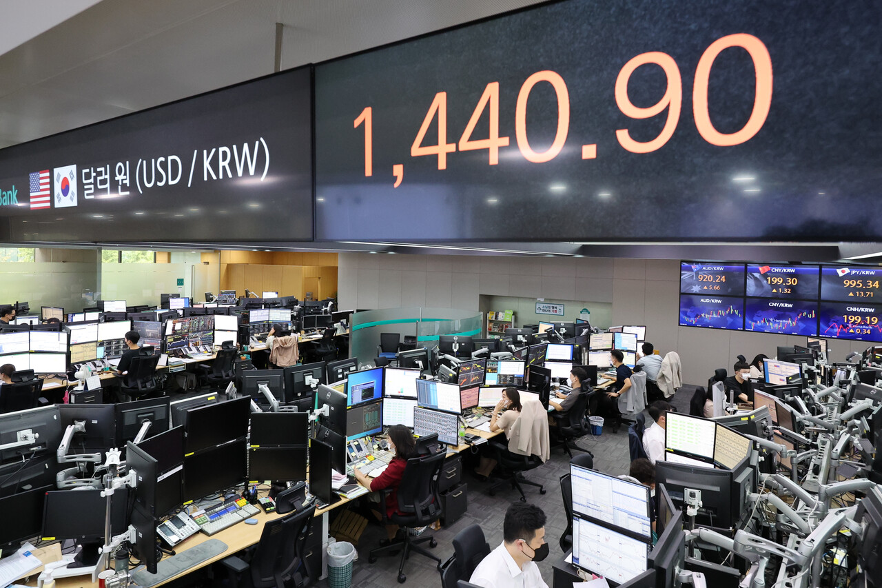 글로벌 경기 둔화에 한국 무역이 반년 동안 적자 상황에 허우적이고 있다. 원화 가치가 수직 낙하(환율 수직 상승)했고 환율은 1300원대를 넘어선 지 오래다. 사진은 원/달러 환율이 지난해 9월 28일 1440원을 넘어선 모습. /연합뉴스