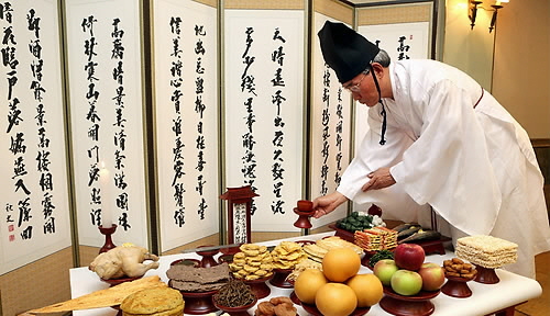 남동생보다 누나에게 먼저 제사 주재자 자격이 주어진다는 대법원판결이 나왔다. /연합뉴스