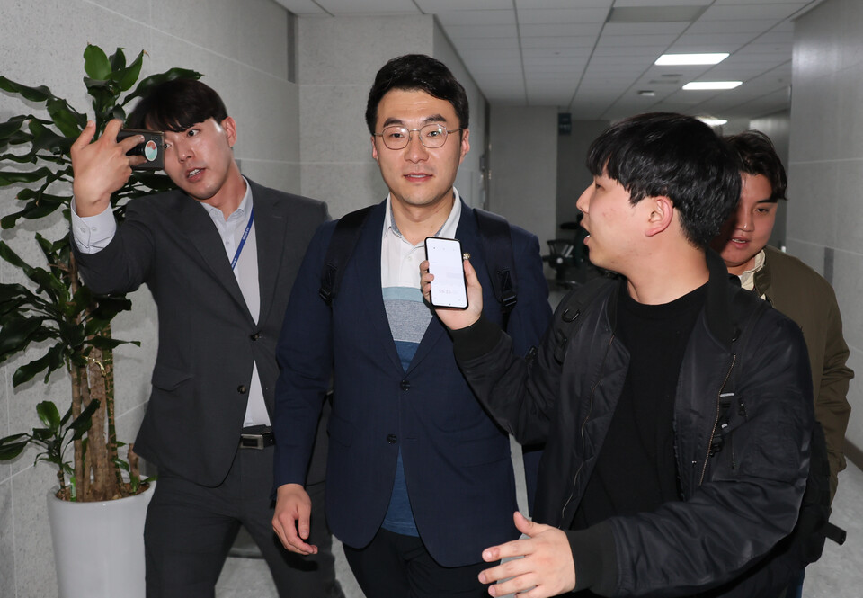 가상자산 보유 논란이 계속되고 있는 더불어민주당 김남국 의원이 9일 오후 국회 의원회관 의원실을 나서고 있다. /연합뉴스