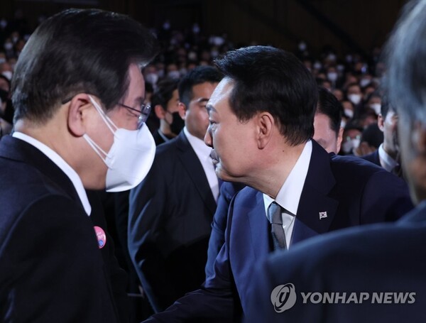 윤석열 대통령이 1일 서울 중구 유관순 기념관에서 열린 제104주년 3.1절 기념식을 마친 뒤 더불어민주당 이재명 대표 등 참석자들과 인사하고 있다. /연합뉴스