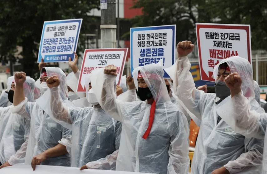 지난해 8월 서울 용산구 대통령 집무실 인근에서 한국전력 하청업체 소속 노동자들이 파업 투쟁을 벌이고 있다. /연합뉴스