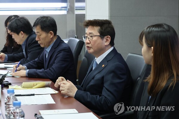 박보균 문화체육관광부 장관이 4월 17일 오전 서울 중구 저작권법률지원센터에서 '제2의 검정고무신 사태 방지를 위한 창작자 권리보호 좌담회'를 주재하고 있다. /연합뉴스