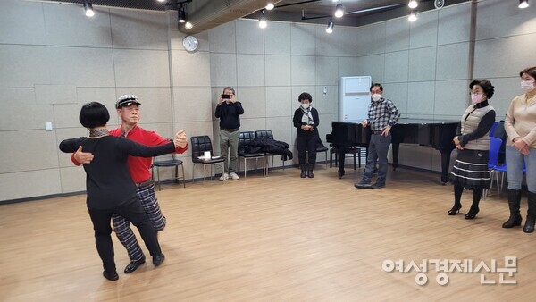 춤추는 자리에 가면 꿔다 놓은 보릿자루 신세인 사람이 많다. /사진=강신영