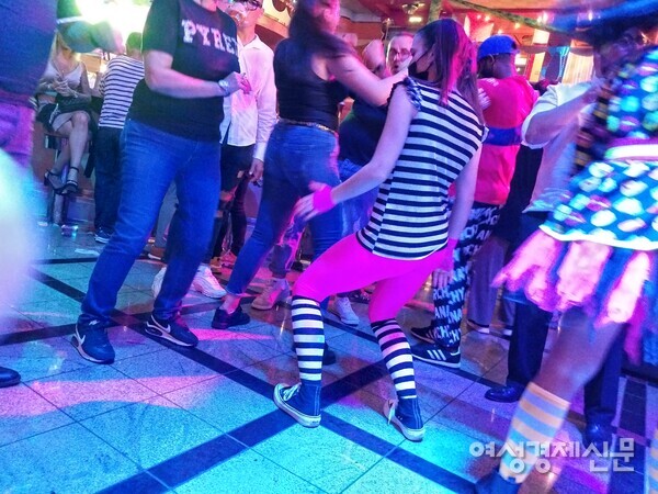 크루즈 여행은 춤추는 사람들의 천국이다. /사진=강신영