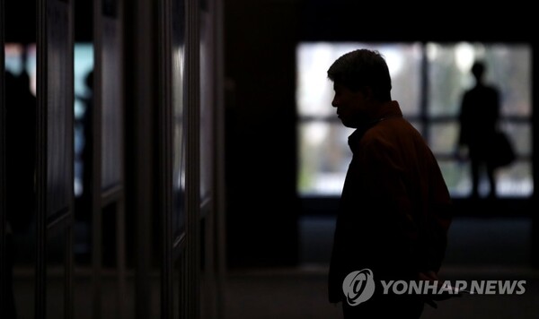 일자리 박람회를 찾은 한 중년 남성이 채용정보 게시판을 살펴보고 있다. /연합뉴스