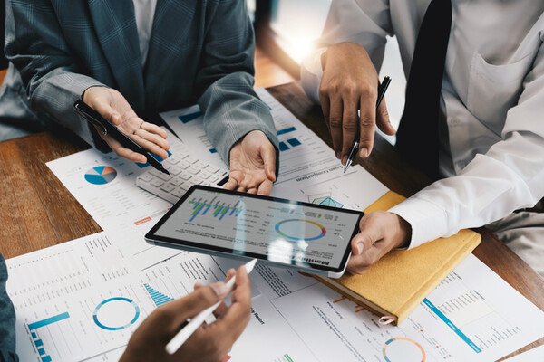 직장 생활을 할 때 가까운 친구들과 은퇴 후 투자클럽을 결성했다. 나는 이 투자클럽을 통해 먹고사는 일의 일부를 수행하고 있다. /게티이미지뱅크