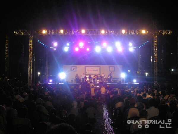 동네 이웃과의 음악회를 통해 재미있는 일을 추구했다. /백만기