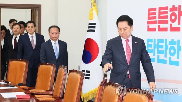 국민의힘 김기현 대표가 15일 오전 국회에서 열린 최고위원회의에 참석하고 있다. /연합뉴스