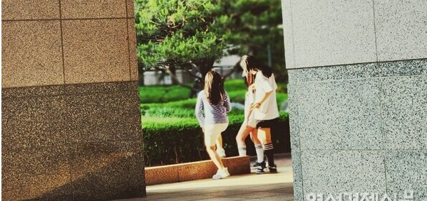 서울 시내 한 아파트 단지에서 아이들이 뛰어놀고 있다. /김현우 기자