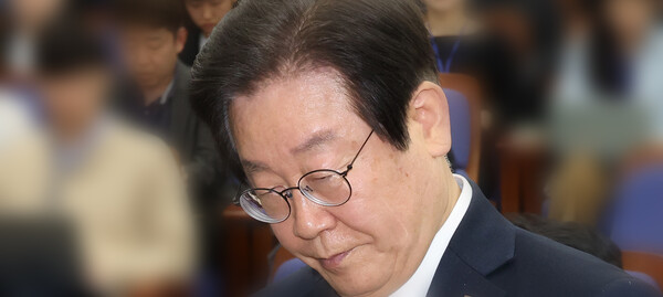 김남국 의원의 코인 사태를 지켜본 더불어민주당 관계자들은 당 지도부의 ‘식물 리더십’에 적잖은 우려를 나타내고 있다. 이재명  더불어민주당 대표가 14일 국회에서 열린 당 의원총회에서 인사말을 위해 연단으로 가고 있다. /연합뉴스