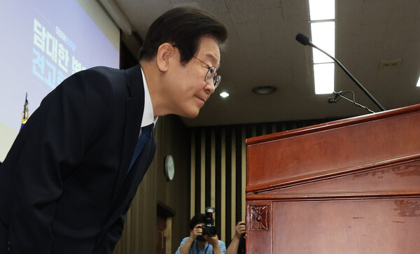 김남국 사태 과정에서 이재명 더불어민주당 대표는 '내 코가 석 자' 프레임에 빠져서 위기 대응 리더십을 전혀 보여주지 못했다. 김남국 의원이 탈당하고 나서야 사과하며 뒷북을 쳤다. 이재명 대표가 14일 국회에서 열린 의원총회에서 김남국 의원 탈당 등 최근 당 문제에 대해 사과하고 있다. /연합뉴스