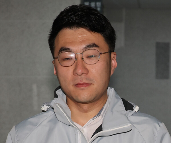 김남국  더불어민주당 의원이 14일 오전 국회 의원실로 출근하고 있다. 김 의원은 출근 후 페이스북을 통해 탈당을 선언했다. /연합뉴스