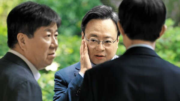 14일 서울 종로구 총리공관에서 열린 고위당정협의회에서 김대기(왼쪽) 대통령 비서실장, 조규홍(가운데) 보건복지부 장관, 방문규 국무조정실장이 대화를 나누고 있다. 정부와 국민의힘은 이날 간호법 개정안과 관련, 윤석열 대통령에게 재의요구권(거부권) 행사를 건의하기로 했다. /연합뉴스