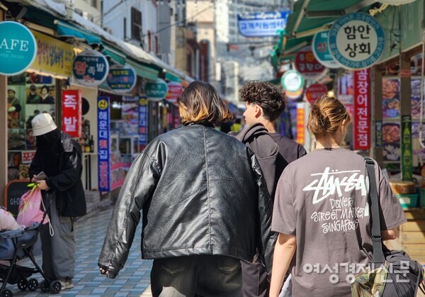 지난 4월, 한국을 찾은 프랑스 여행객이 부산 해운대를 둘러보고 있다. /김현우 기자