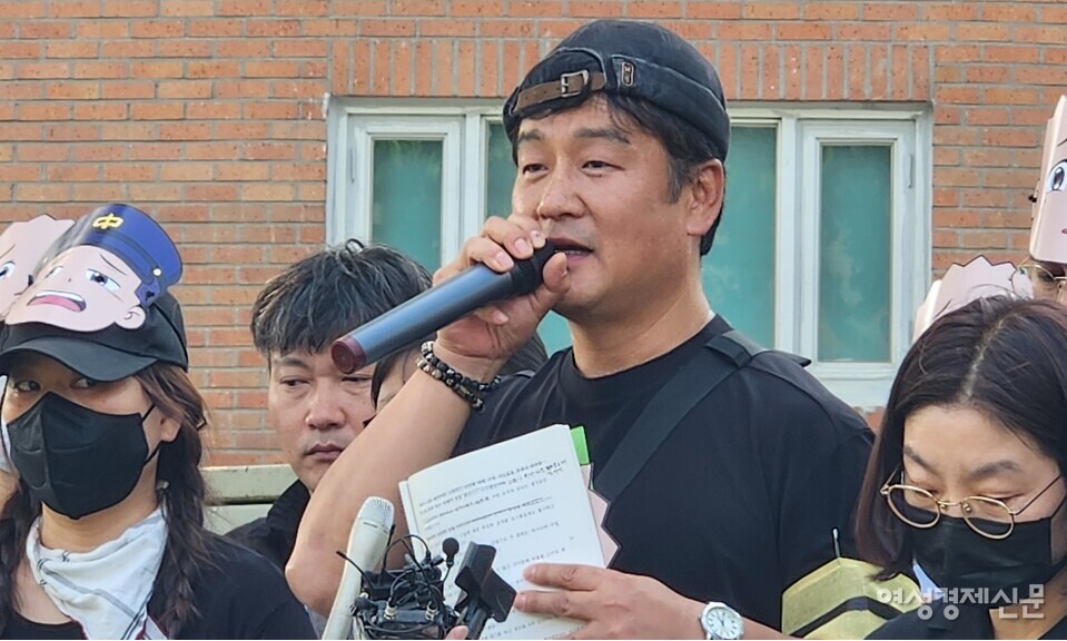 검정고무신의 그림을 그린 이우진 작가는 15일 진행된 기자회견에서 "불공정 계약을 한 게 아니라 출판사에서 계약 자체를 지키지 않았다"며 "같이 싸워주셨으면 좋겠다"고 관심을 촉구했다. /김혜선 기자