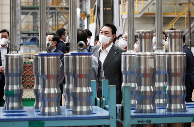 윤석열 대통령이 지난해 8월 22일 경남 창원 성산구 두산에너빌리티 원자력 공장을 방문해 주위를 둘러보고 있다. /대통령실