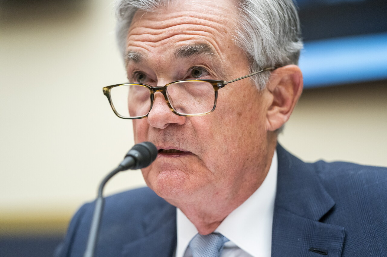 전문가들은 코로나19 피해로 인한 재정부양책의 경제적 효과, 기대인플레이션 전망 등 연준의 오판이 미국에 41년 만에 최악의 인플레이션(7월 소비자물가상승률 9.1%)을 겪게 했다고 분석한다. 사진은 제롬 파월 연준 의장 /EPA=연합뉴스