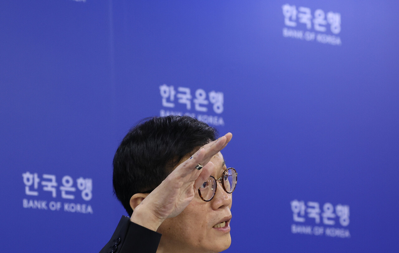 이창용 한은 총재(사진)는 3일 미국 CNBC 인터뷰에서 “중국의 경제 회복이 당초 우리가 예상했던 것보다 약간 지연되는 것 같다”면서 “올해 한국의 경제성장률이 당초 전망치인 1.6%보다 소폭 낮아질 것으로 예상한다”고 말했다. /연합뉴스