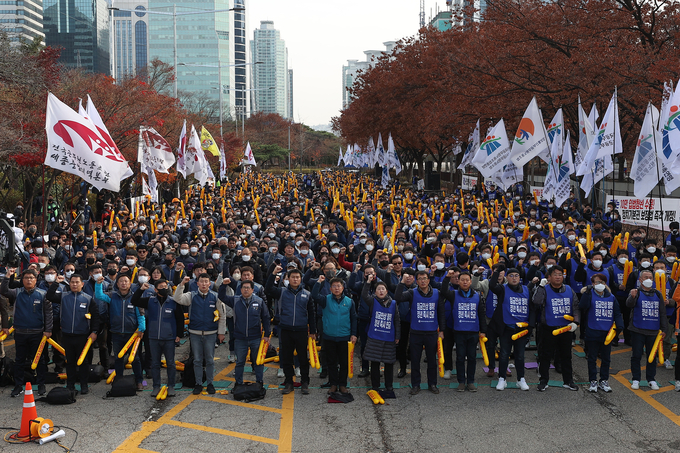전국공무원노동조합·대한민국공무원노동조합총연맹·전국교직원노동조합 조합원들이 지난해 11월 여의도 산업은행 본점 인근에서 임을 위한 행진곡을 부르고 있다. /연합뉴스
