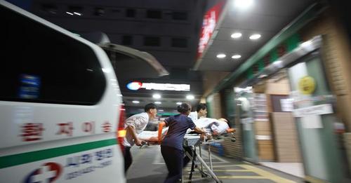 의사·간호사·응급구조사 등이 응급환자를 응급실로 이송하고 있다. /시화병원 제공