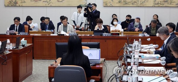 17일 오전 서울 여의도 국회에서 열린 교육위원회의 장애인평생교육법안에 대한 공청회에서 진술인으로 참석한 김기룡 중부대학교 교수, 김주영 한경국립대학교 교수, 신민선 서울여자대학교 교수, 천성호 노들장애인야학 공동교장(왼쪽부터)이 의견을 말하고 있다. /연합뉴스